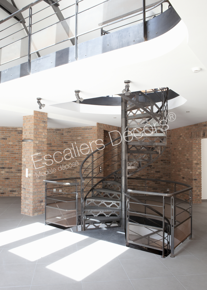 Photo DH88 - SPIR'DÉCO® San Francisco. Escalier sur 2 niveaux hélicoïdal d'intérieur en acier au design industriel pour une décoration de caractère. Vue 1